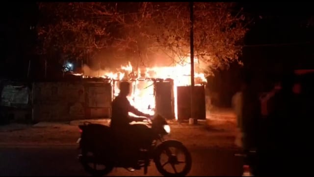 लखीसराय नगर थाना क्षेत्र अंतर्गत एक दुकान में अज्ञात कारणों से लगी आग मौके पर पहुंची दमकल आग पर पाया गया काबू 