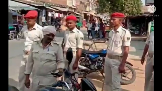 फूलीडूमर प्रखंड के मुख्य बाजार फुल्लीडुमर एवं खेसर में सुरक्षाबलों द्वारा किया गया पैदल फ्लैग मार्च