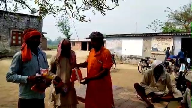 गोंडा न्यूज़ तरबगंज ग्राम पंचायत सोनबरसा में प्रधानमंत्री गरीब कल्याण अन्य योजना के अंतर्गत राशन वितरण का प्रधान ने किया