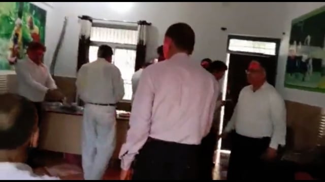 जिला अधिवक्ता कार्यालय में अधिवक्ता के संघ एक दूसरे को रंग गुलाल लगाकर होली मिलन समारोह कार्यक्रम का आयोजन किया गया। 