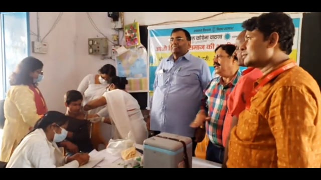शेखपुरा के मध्य विद्यालय गिरिहिंडा में सिविल सर्जन डॉ पृथ्वीराज ने 12से15 वर्ष का टीकाकरण शुरू किया।