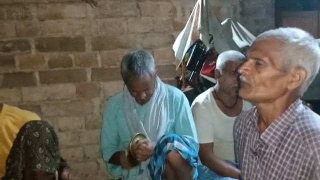 गांव की चौपाल में पारंपरिक होली गीत का लोग खूब ले रहे हैं आनंद।
