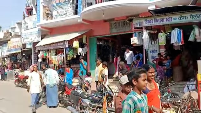 होली की खरीदारी को लेकर बाजार में देखी जा रही भीड़।