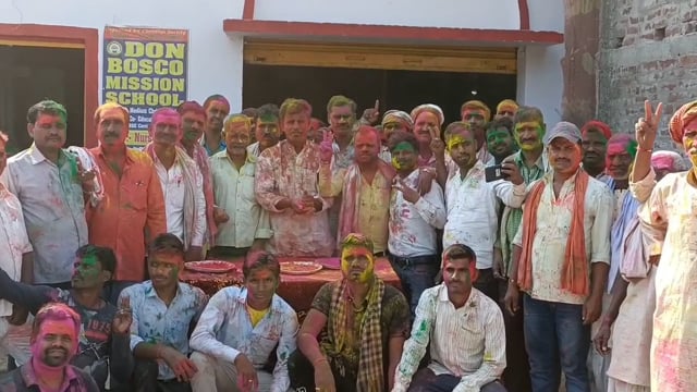 विहरोरा गांव के डॉन बॉस्को मिशन विद्यालय में पूर्व मुखिया ने मनाया होली मिलन समारोह एक दूसरे को लगाया अबीर