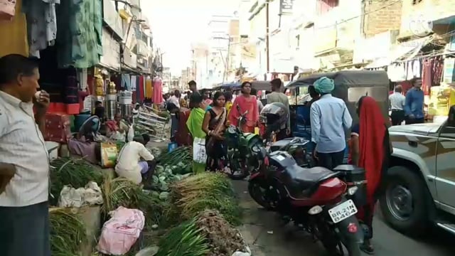 होली पर्व की खरीददारी को लेकर शेखपुरा बाजार में उमड़ी भीड़।