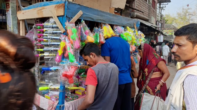 चानन  : होली पर्व को ले मननपुर बाजार में खरीददारी को उमड़ी भीड। 