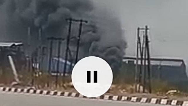 सिद्धनाथ शुगर फैक्ट्री से निकलता धुंआ। उत्तर सोलापुर तालुका के तिरहे गांव स्थित सिद्धनाथ शुगर फैक्ट्री में 