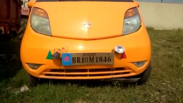 धनकुंड पुलिस ने बबुरा नहर के समीप से 200 बोतल देसी लैला शराब के साथ एक नैनो कार को किया जब्त, कारोबारी फरार