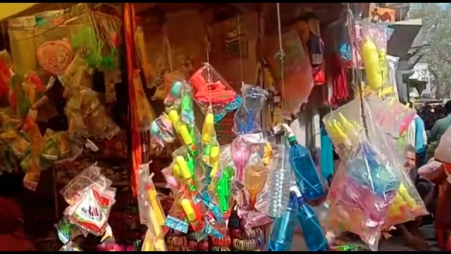 चंडी में होली को लेकर सज गया पिचकारी व रंगों का बाजार

