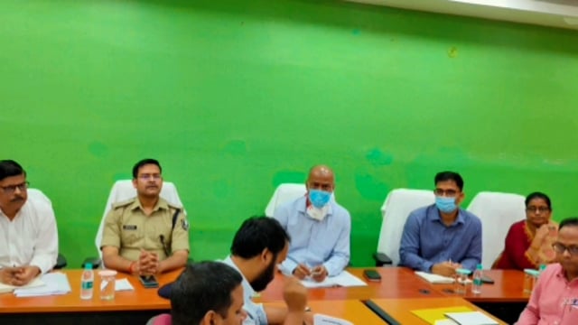 डीएम ने समाहरणालय कक्ष में राजस्व एवं अंचल निरीक्षकों के साथ की राजस्व की समीक्षा बैठक