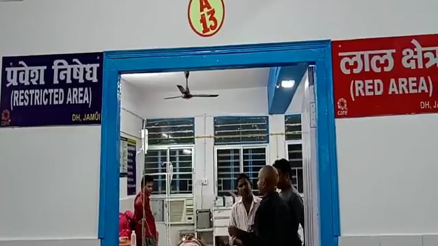 अज्ञात वाहन की ठोकर से युवक का हालत गंभीर गंभीर अवस्था में लाया गया सदर अस्पताल।