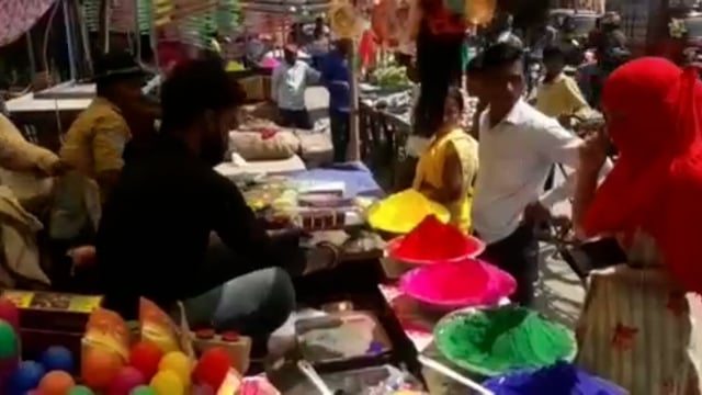 होलिका दहन के दिन भी रंग अबीर की खरीदारी को लेकर बाजारों में उमड़ी भीड़