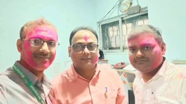 समाहरणालय में निर्वाचन कार्य में लगे कर्मियों ने मनाई होली