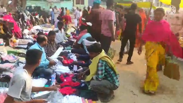 होली  एवं शबेबरात पर्व को लेकर फुल्लीडुमर एवं खेसर बाजार में उमड़ी ग्राहकों की भीड़