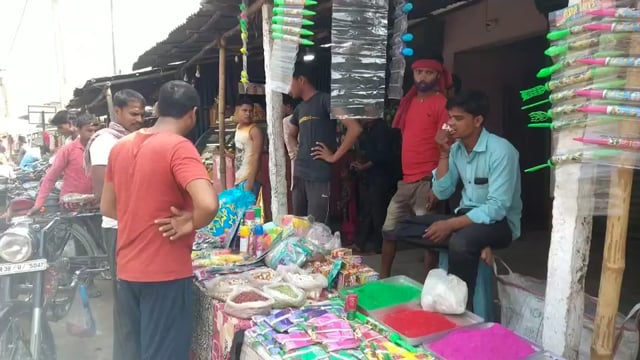  होली को लेकर हसनगंज में सजने लगी है दुकान,लोग जमकर कर रहे है खरीदारी