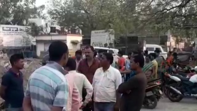 मदनपुर के शिवगंज दधपी गांव के बीच एनएच 19 पर अज्ञात ट्रक ने तीन मजदूरों को रौंदा, दो की हुई मौत