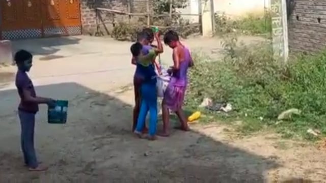 शहर के गायत्री नगर में बच्चों ने की होली की मस्ती