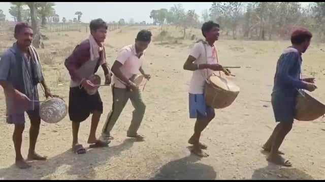 *येदरंगा येथे रंगपंचमी निमित्ताने पारंपारिक दृष्टीने नृत्य सादर, रंग खेळून झाल्यावर आनंदोत्सव साजरा.*