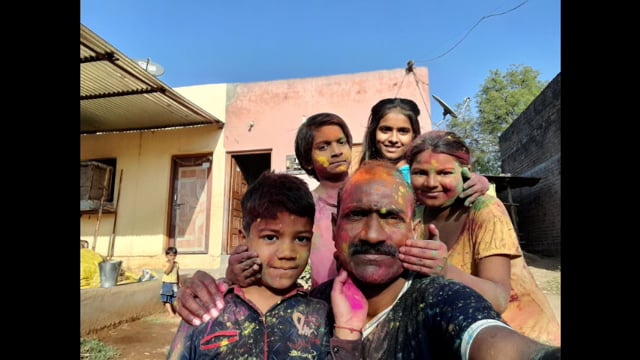   यावर्षी कोरोनाची लाट नसल्याने दोन वर्षांनंतर रंगपंचमीचा आनंद घेताना बच्चेकंपनी