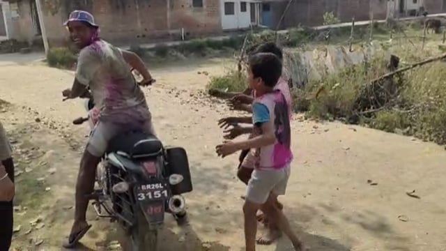 रफीगंज में होली पर्व को लेकर बच्चों में दिखी उत्साह।