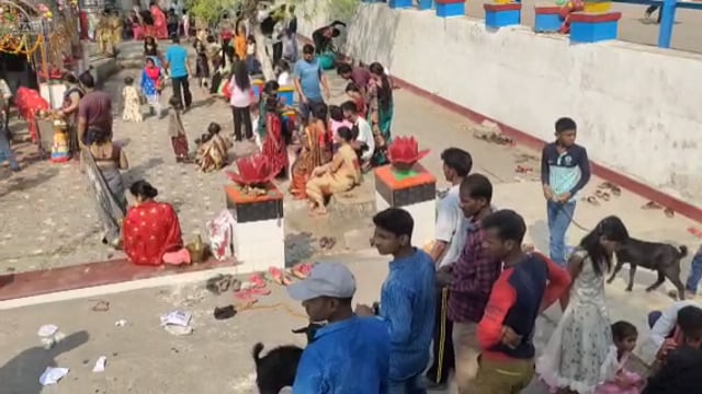 रफीगंज में होली पर्व के अवसर पर देवालय में श्रद्धालुओं की उमड़ी भीड़।