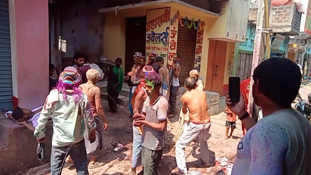 थरथरी प्रखंड के थरथरी बाजार में कपड़ा फाड़ होली' में खूब उड़ा गुलाल, बुलडोजर बाबा के गाने पर जमकर थिरके युवा