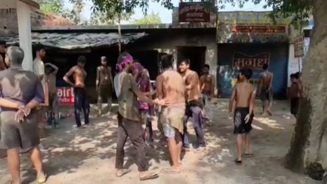 रफीगंज में होली के गानों पर खूब थिरके लोग।