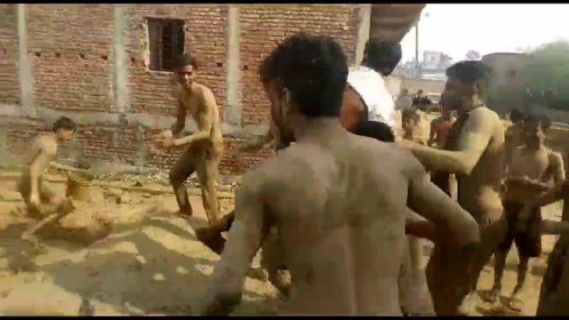 बिहार शरीफ बाजारो में कपड़ा फाड़ होली' में खूब उड़ा गुलाल,प्यार के सफर नालंदा के रविकांत कुमार के गाने पर जमकर थिरके युवक