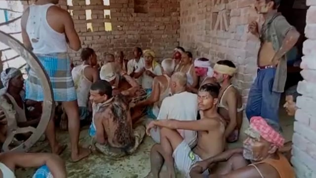 युवाओं ने जमकर खेली कीचड़ की होली।