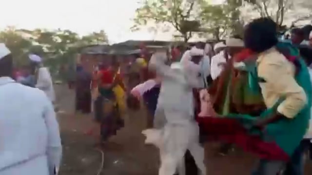 जाणापूर येथे बंजारा समाजाचा धुंड साजरा,महिलांनी पुरुषांना चोप देण्याची पध्दत धुंड साजरा करताना आजही कायम