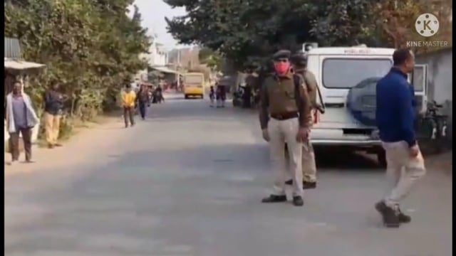 फुल्लीडुमर थाना के पास फुल्लीडुमर थाना की पुलिस वाहन जांच कर वाहन चालकों से वसूली ₹1000 का जुर्माना