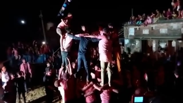 मटका फोड़ कर मनाया होली का त्यौहार।