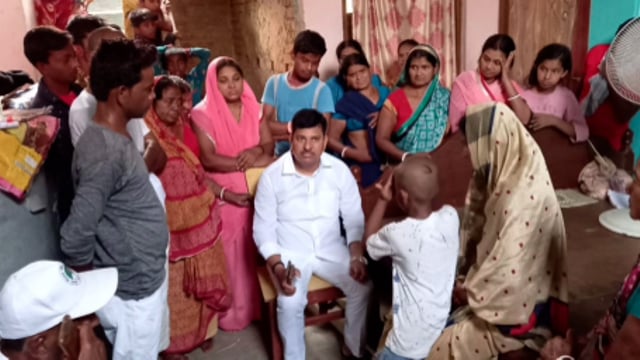 पीड़ित परिवार से मिलकर विधायक ने बंधाई सांत्वना।