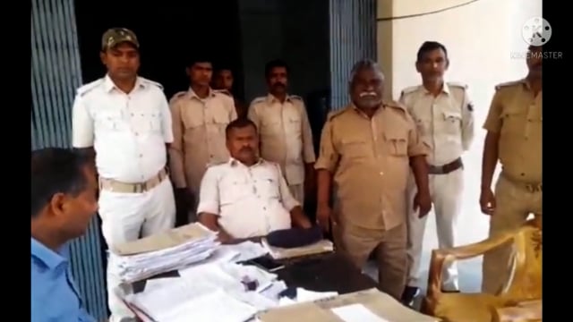 चौकीदार परेड में फुल्लीडुमरथानाध्यक्ष ने रविवार को होलीपर्व शांतिपूर्ण ढंग से संपन्न कराने केलिए चौकीदार को दिया धन्यवाद