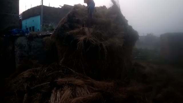 नदवर गांव में असमाजिक तत्वों ने पुंज में लगाई आग ,हजारों का हुआ नुकसान