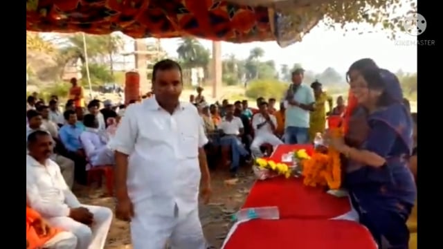 फुल्लीडुमर प्रखंड के वैष्णवी दुर्गा मंदिर परिसर में सोमवार को निर्दलीय एमएलसी प्रत्याशी ने बैठक कर मांगा बोट