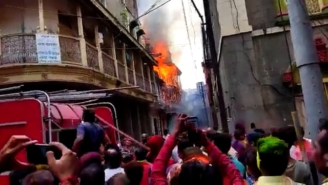 ब्रेकिंग न्यूज़ ..
चाटी गली में एक गैस विस्फोट, लकड़ी की इमारत जलकर खाक।
इससे आसपास के घरों पर असर पड़ा। सोलापुर शहर के