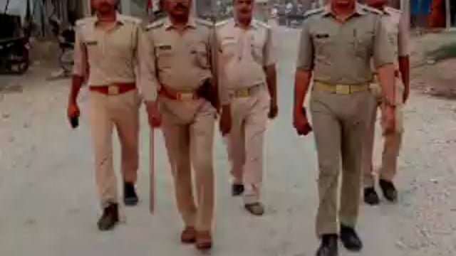 तरबगंज न्यूज़ पकड़ी बाजार में चौकी इंचार्ज सोम प्रताप सिंह ने पुलिस बल के साथ किया पैदल गस्त