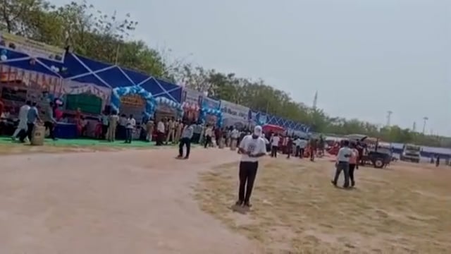 बिहार दिवस कार्यक्रम के दौरान कपासी गांव की 2 बच्ची को किया गया सम्मानित।