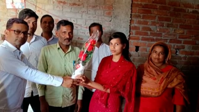 रफीगंज में जन प्रतिनिधि ने छात्रा को किया सम्मानित।
