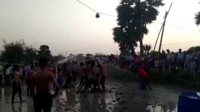 रफीगंज में मटका फोड़ का किया गया आयोजन होती रही पानी की बौछार।