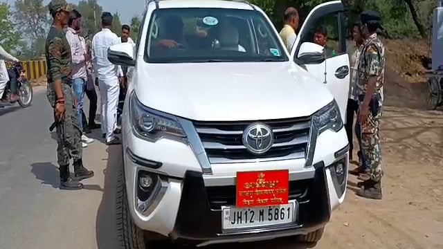 हिलसा के नदहा गांव पहुचे बिहार विधान परिषद सदस्य रामबली सिंह,पीड़ित परिवार से की मुलाकात