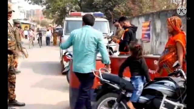 प्रतिदिन की भांति फुल्लीडुमर थाना की पुलिस ने दो बाइकों चालकों से ₹2000 का चालान काटा