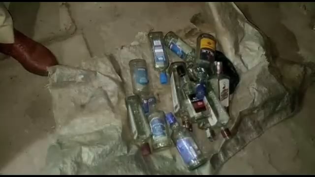 अमरपुर थाना परिसर के कुछ ही दूरी पर पुलिस की छापेमारी एक बोतल अंग्रेजी शराब के साथ एक गिरफ्तार l