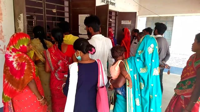 हसनगंज के आरटीपीएस काउंटर पर राशन कार्ड सुधार कराने हेतु लगी रही राशन कार्ड धारियों की भीड़
