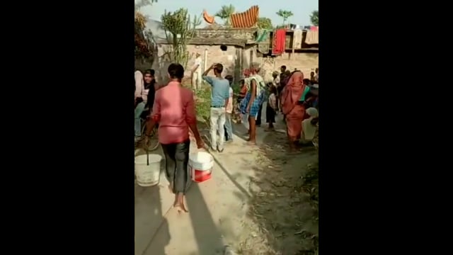 अमाना पंचायत में मोटरसाइकिल सवार ने एक घर पर पेट्रोल फेक कर आग लगाने की कोशिश की 