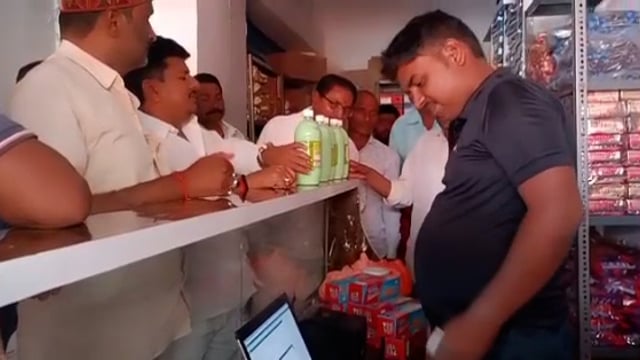 विधायक के द्वारा किया गया कैंटीन का उद्घाटन।