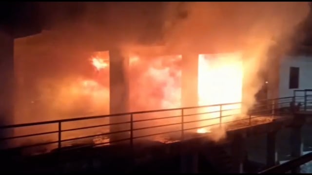 नगरपरिषदेच्या तिसऱ्या मजल्यावर लागली आग लाखोंचे लाकडी साहित्य जळून खाक