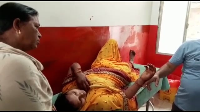 अमरपुर के पहाड़पुर गांव में नकाबपोश बदमाशों ने घर में घुस सास बहु को पीटा रेफरल अस्पताल में हुआ इलाज l