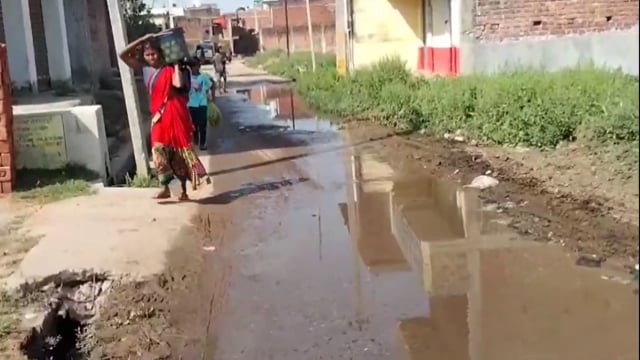 रहुई थाना क्षेत्र इलाके के स्थानीय रहुई बाजार के बगल की एक गली में नाली का पानी बहने से राहगीर को हो रही परेशानी।